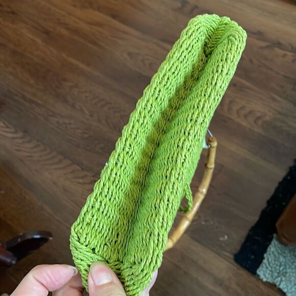Retro look small green woven purse with flowers & bamboo handles - Picture 6 of 6